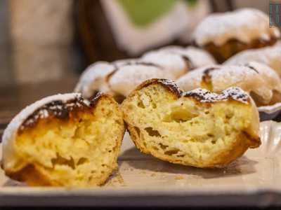 Rimase per� comune a tutte l�esterno di pasta frolla realizzato mescolando farina, olio extravergine di oliva, uova e zucchero
